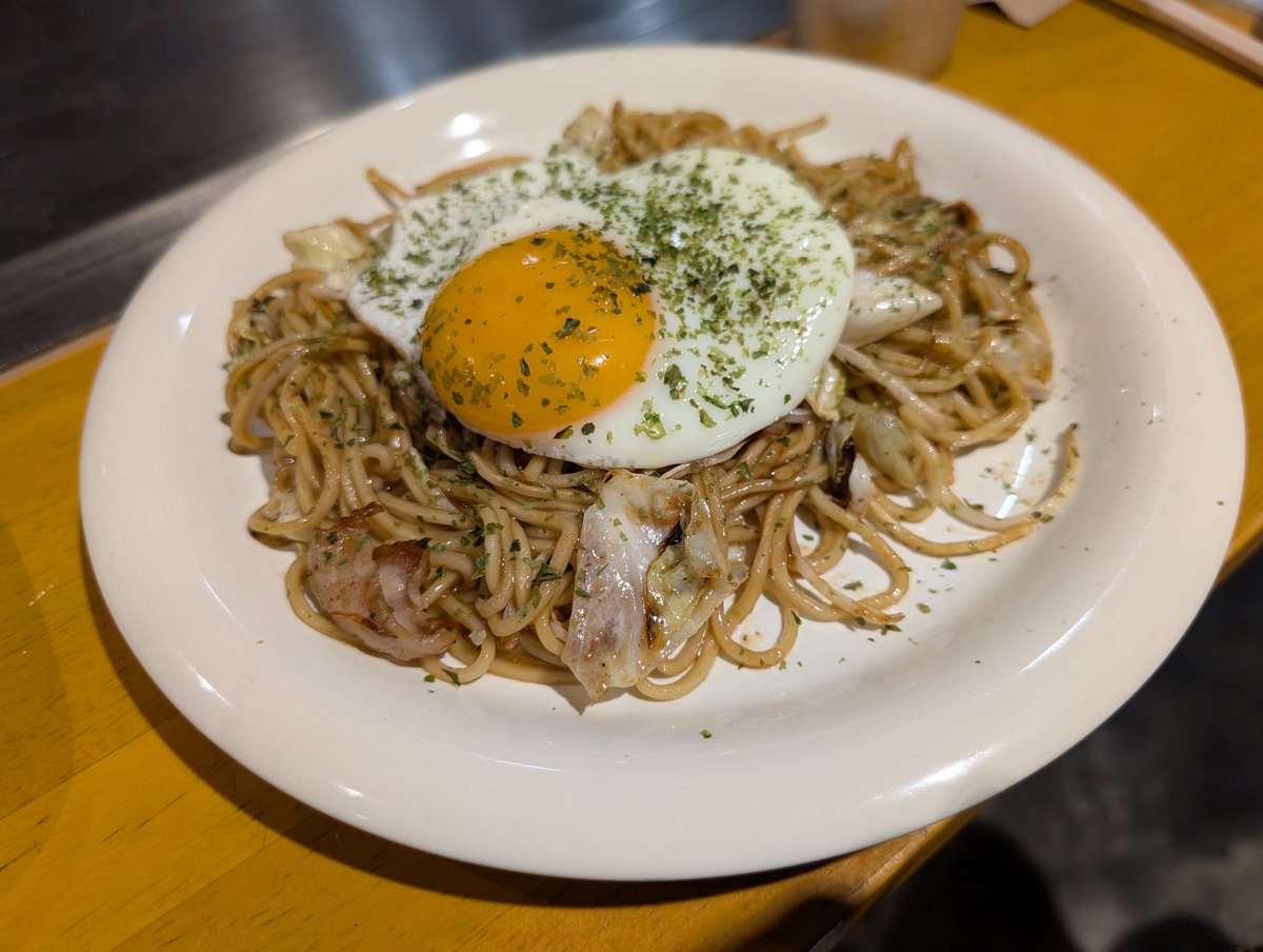 tomoshinshinji's tweet photo. 木曜日は行きつけの鉄板焼き屋さん、ヤモズへ。
艦これコラボの黒いレモンサワーと焼きそば。
呉は今艦これのイベント中。遠くから来て来店していた提督さんたちはみんな礼儀正しかったです。
#艦これ #艦これ展 #yamos #ヤモズ https://t.co/Gizgrt07KX