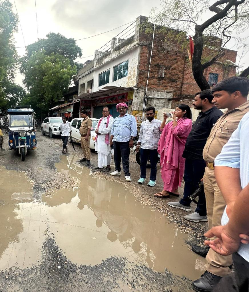 PriyaSarojMP's tweet photo. लोकसभा क्षेत्र मछलीशहर की विधानसभा मछलीशहर के अंतर्गत निगोह बाजार में PWD द्वारा मात्र चार महीने पूर्व किए गए लेपन कार्य की सड़क की खराब स्थिति को देखते हुए, संबंधित PWD अधिकारियों को तत्काल निर्देशित किया गया है कि वे शीघ्र आवश्यक कार्यवाही करें। https://t.co/h4e0EsqwyG