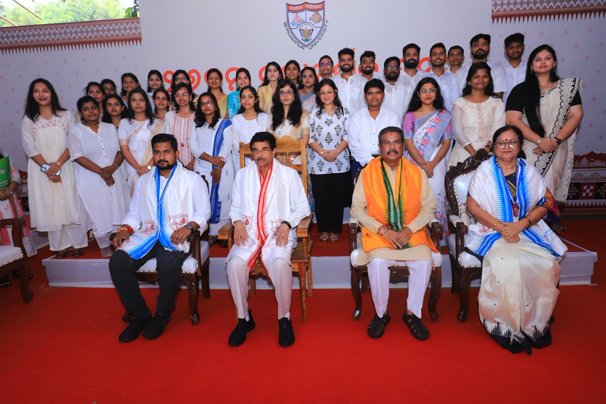 ବ୍ରହ୍ମପୁର ବିଶ୍ୱବିଦ୍ୟାଳୟର ୨୬ତମ ସମାବର୍ତ୍ତନ ଉତ୍ସବରେ ଓଡ଼ିଶାର ମାନ୍ୟବର ରାଜ୍ୟପାଳ <a href="/DrHariBabuK/">Dr. Hari Babu Kambhampati</a> , ଓଡ଼ିଶାର ଉଚ୍ଚ ଶିକ୍ଷା ମନ୍ତ୍ରୀ <a href="/suryabanshibjp/">Suryabanshi Suraj</a>, ସାଂସଦ ଓ ବିଧାୟକଙ୍କ ସହ ଯୋଗଦେଲି । ବ୍ରହ୍ମପୁର ବିଶ୍ୱବିଦ୍ୟାଳୟର ଶିକ୍ଷାତ୍ମକ ଭବନ -୧ର ଉଦଘାଟନ ସହ ପ୍ରଧାନମନ୍ତ୍ରୀ ଉଚ୍ଚତର ଶିକ୍ଷା ଅଭିଯାନ ଅଧୀନରେ ଗବେଷକ ଓ ଗବେଷିକା