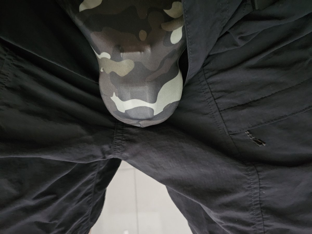 Like_Choke's tweet image. 我还是当side吧，上上个月去一次同志公园有贼心没贼胆回来还恐艾恐梅
今天精虫上脑，穿新买的迷彩双丁前锁后塞出去，除了心理作用以外后面根本没感觉（之前用小的肛塞抽插倒是有尿意但是尿不出来的感觉。。。）
亏我灌肠灌了1小时，白天禁食，四个小时后拔出萝卜带出泥，本人被色情视频及社交媒体做局