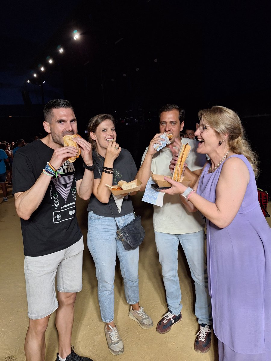 Espectacular concierto de <a href="/isabelAaiun/">Isabel Aaiún</a> en #Cantalejo🎤🎶💃🕺🐎👕🙌
#girapotrasalvaje
