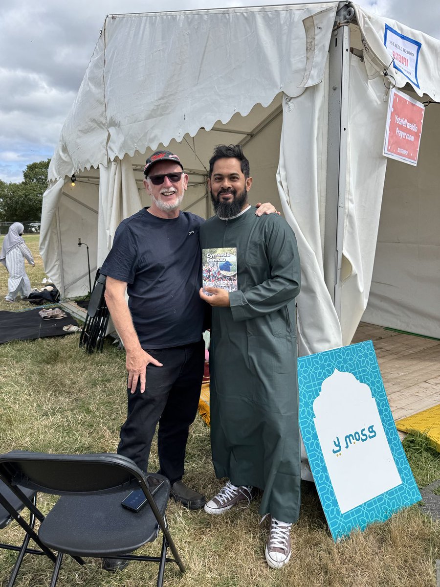 Mor braf cael cyfarfod a chyfeillion agos o’r gymuned Fwslimaidd Gymreig yn <a href="/eisteddfod/">eisteddfod</a> Wrecsam. Cafwyd cydweithio braf rhwng cymunedau ffydd Cymru ers 2002 a defnydd naturiol o’r Gymraeg. Trafodir peth o’r hanes yn #cyrraeddbannau Mae’r <a href="/eisteddfod/">eisteddfod</a> ar gyfer pawb.