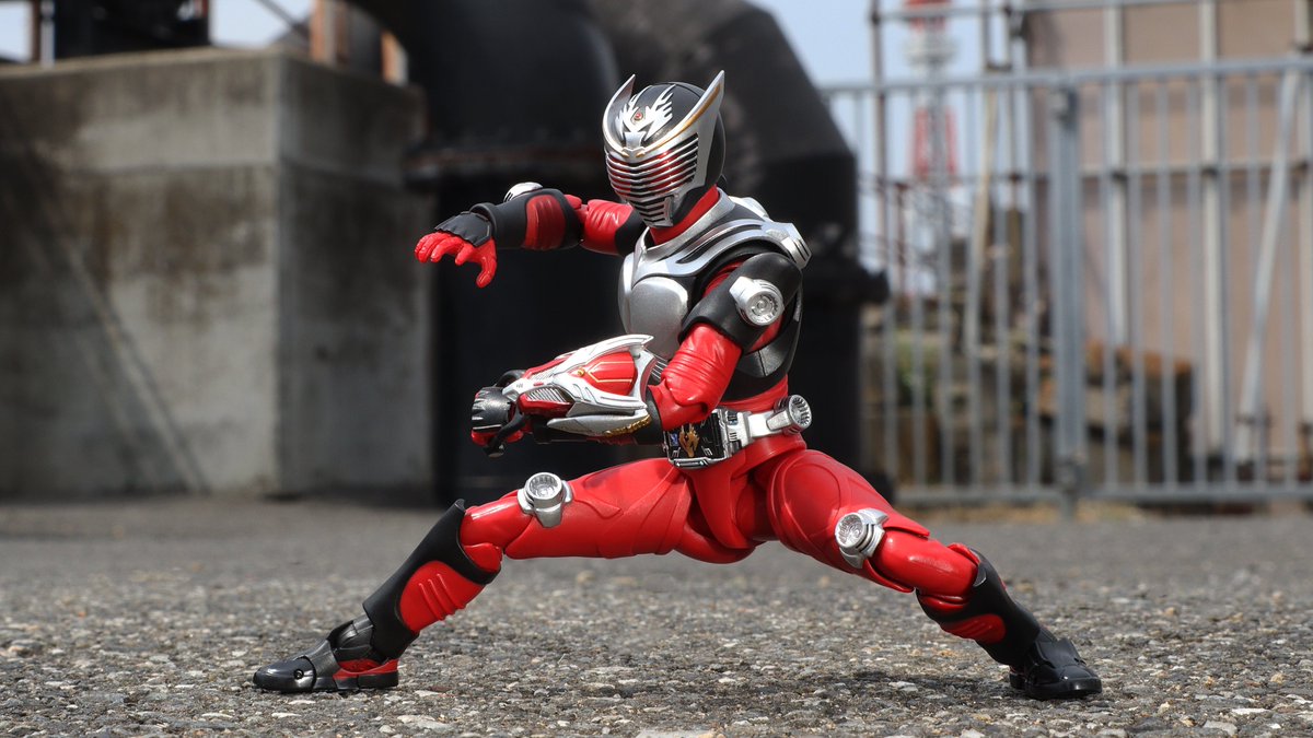 S.H.Figuarts（真骨彫製法）
仮面ライダー龍騎を野外撮影

リアルな造形が自然光でよりリアルに