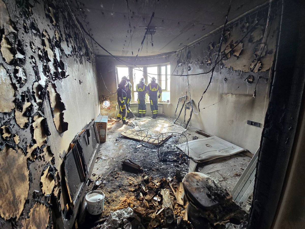 Остекление в квартирах на нескольких этажах выбито после атаки БПЛА на многоквартирный дом в Ростове-на-Дону, две квартиры получили повреждения, сообщил врио губернатора Ростовской области:
vk.cc/cOqfYO

Фото: Telegram-канал врио губернатора Ростовской области