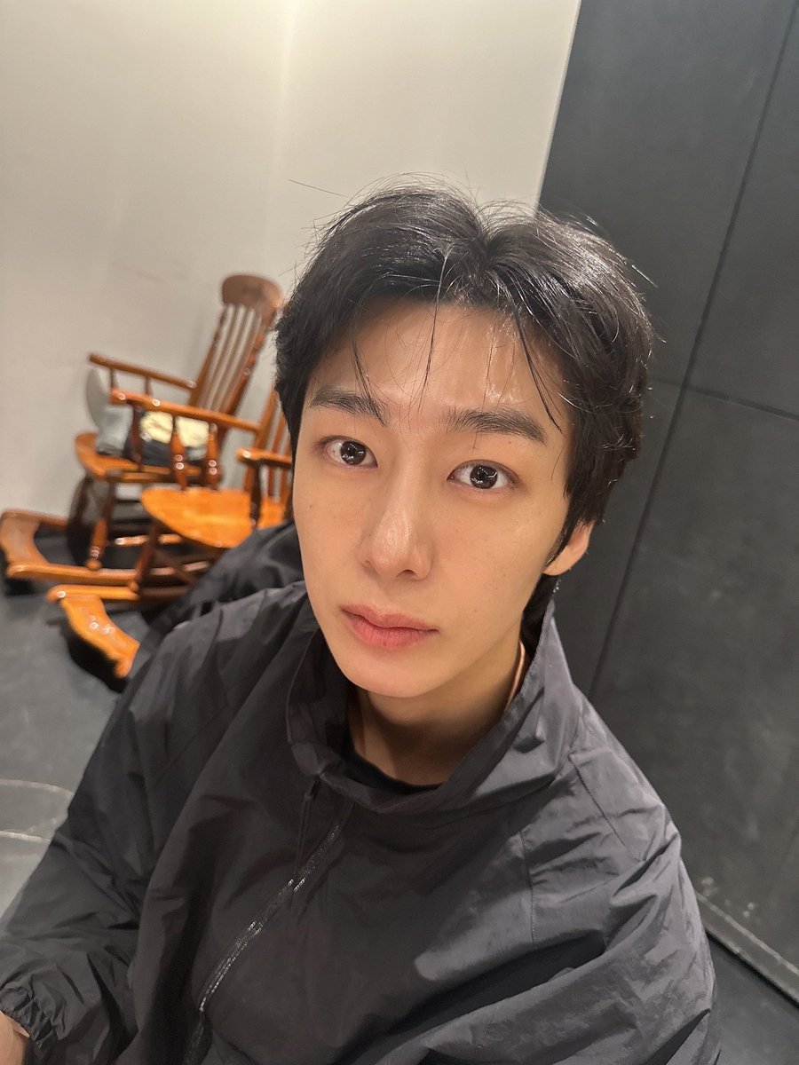Kihyun post this Hyungwon photo on his bubble chat #형원