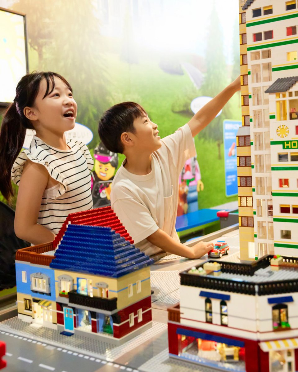 📢8/9(土)〜8/17(日)は朝9時30分オープン！
#レゴランド大阪 では親子で遊びながら学べるイベントが盛りだくさん✨
🍉ミニランドに夏らしい縁日や水遊びのシーンが登場し、「ハチと花」のビルド体験も楽しめます🐝
暑い夏は涼しい屋内で快適に🎐
家族みんなで、夏の思い出をつくろう！