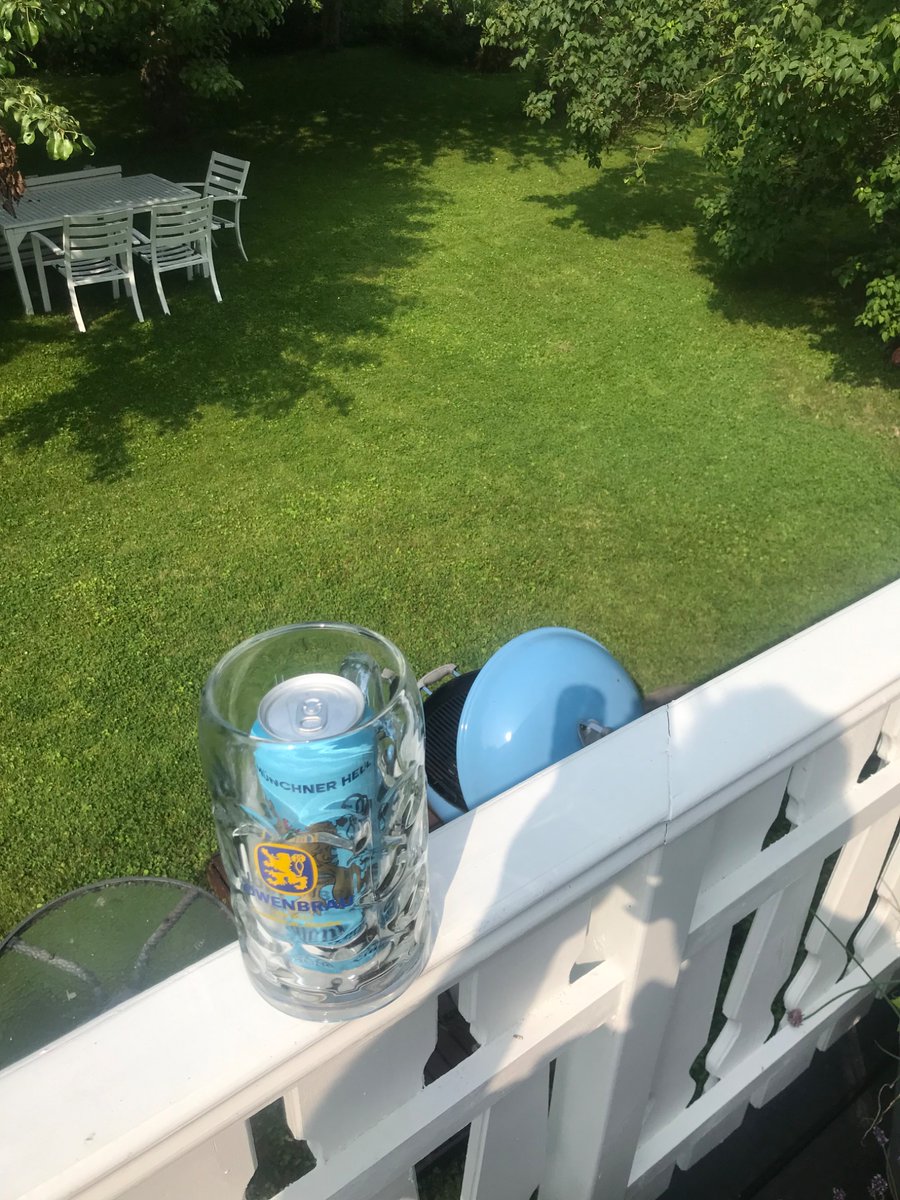 En väldigt liten gräsklipparöl. Eller ett väldigt stort glas.