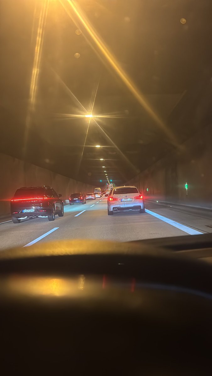 Bruder raucht 5 vapes und 1 Schachtel ziesen an einem Tag weg und sagt mir „bruder mach Fenster zu in Tunnel diese Luft ist nicht gut wenn du einatmest“