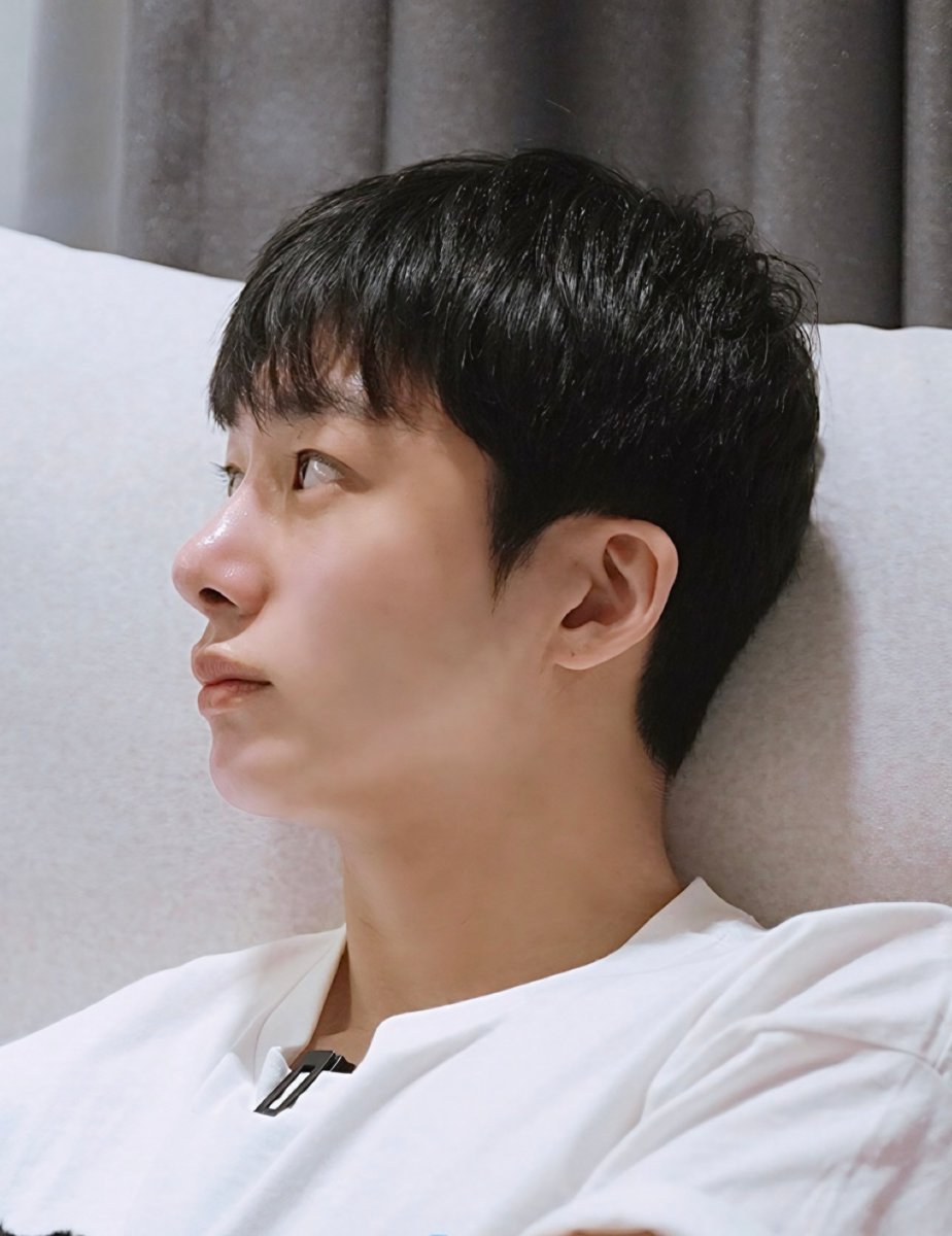 X_XBEBEX_X's tweet photo. 형원이는 진짜 가까이서보면 더예쁘고기엽고청순 https://t.co/UsxAtaTkzv