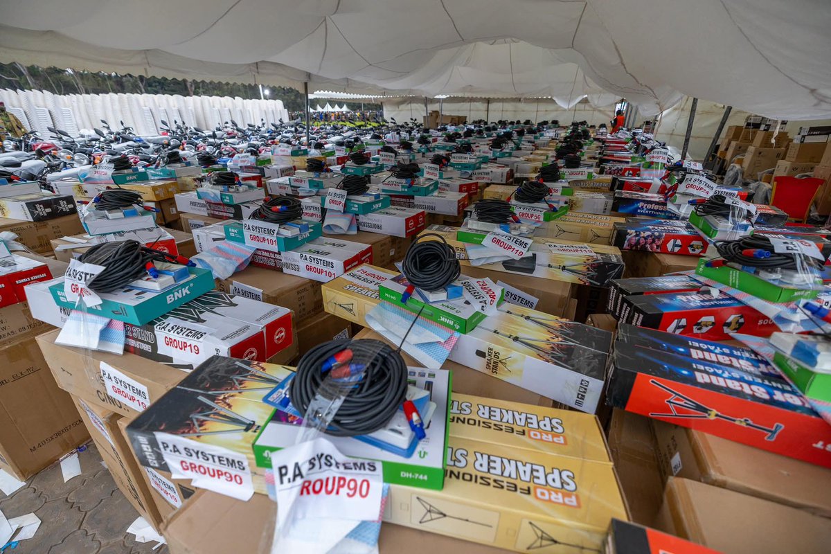 To all young people at the State House

Did you know this kind of empowerment of to make sure you live hand to mouth? 

Did you know you are entitled to get government tenders but they are reserved for the few? 

Did you know they their children are having tenders worth billions?