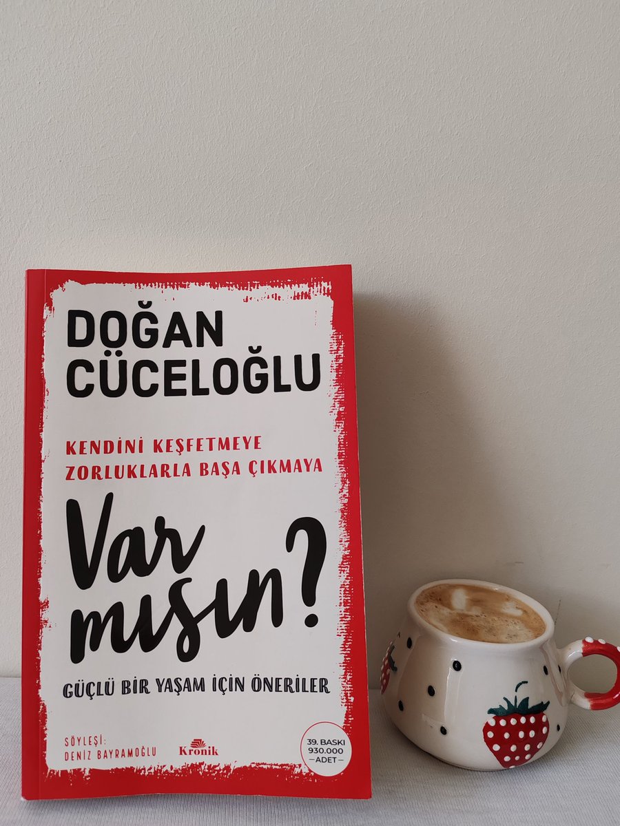 Daha önce okuduğum 2 kitabından kesitler var buna rağmen aynı ilgiyle okunabiliyor. Sohbet edebilmenin, akıl danışacak ve  seçmek isteyeceğin yolda yardımcı olacak insanların varlığının önemi vurgulanmış. Düşüncelerimi kitapta bulmak iyi hissettirdi. Okuyun 🌻