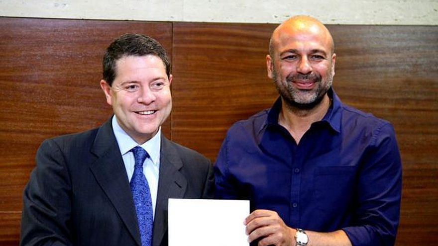 Hace 8 años Page hizo vicepresidente del Gobierno de Castilla-La Mancha al secretario general de Podemos en la región.

Durante la campaña electoral juró que no lo haría… en los medios de comunicación, claro. Y mintió.

¿Te suena? Page predica mucho, pero el trigo se lo queda