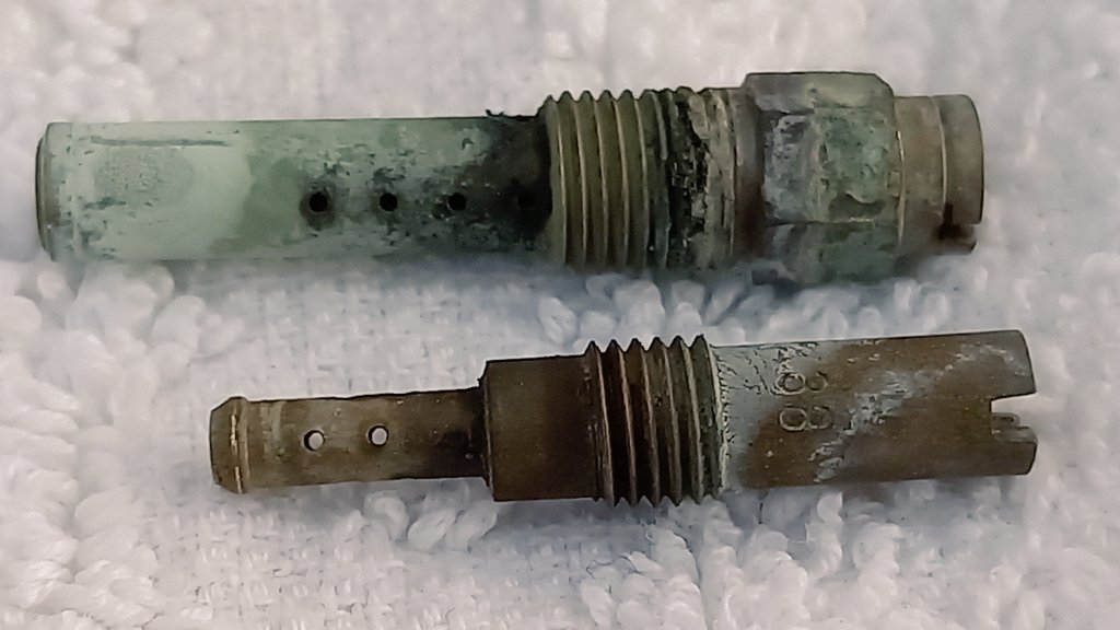 minawara296's tweet image. 長らく悩みの種だった
エンジンの不調&amp;amp;ミスファイア…

原因はキャブレター内部のスロージェットの詰まりでした！

針金を使用し、清掃。
他と一緒にブラシで磨いた後、キャブレタークリーナーに浸け置きです。

これで不調は直るのか？！
また次週！

#vtwin #MAGNA #Vツイン 
#マグナ #ホンダ #HONDA