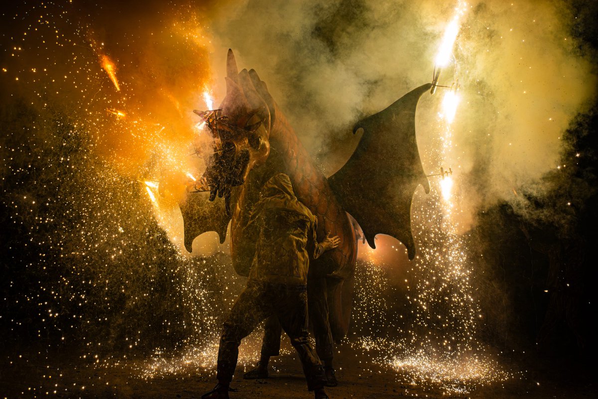 TGNAjuntament's tweet photo. #TGNBLOG | 🐉 Una història de foc, amistat i barri: el Drac de Sant Roc fa 40 anys.
🎂 A més de l’aniversari de la bèstia gran, el Drac Petit, la bèstia que ha crescut amb els infants del barri, compleix 25 anys d’història.
🔗 Llegeix l'article sencer: https://t.co/pqbmVI4OgP https://t.co/r2RBS6YY4g