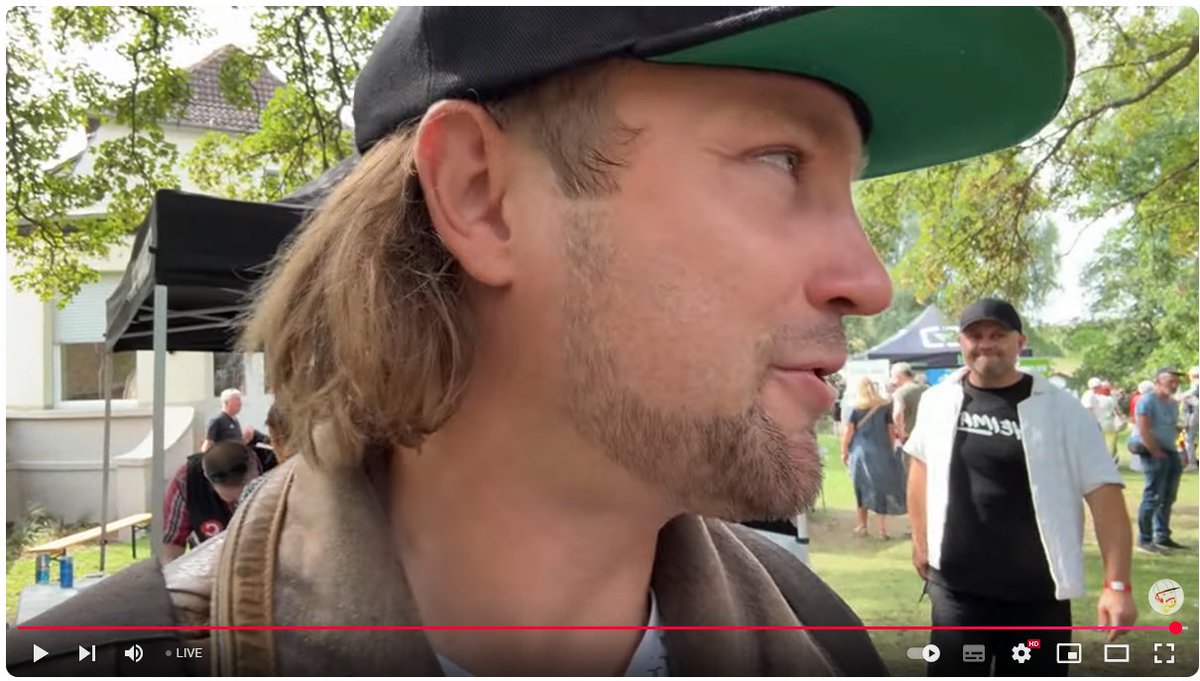 BRechercheteam's tweet photo. 4// Im Hintergrund kommt der Neonazi #ChristianKlar mit einem Shirt der Partei #DieHeimat (Wurde 2024 in den Vorstand gewählt). Von Identitären bis Neonazis heute die komplette braune Suppe vertreten. #Stößen #Compact #CompactSommerfest #Weichreite https://t.co/z33ZXOf80h