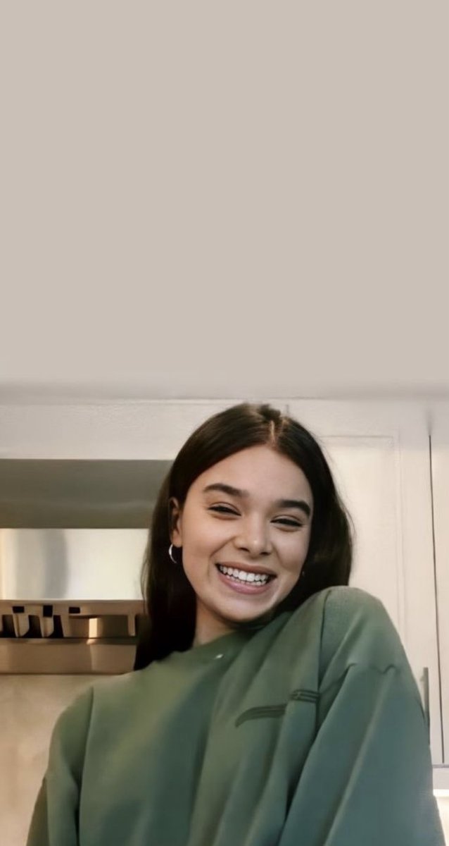 Hailee Steinfeld is the cutest human ever 🤍✨