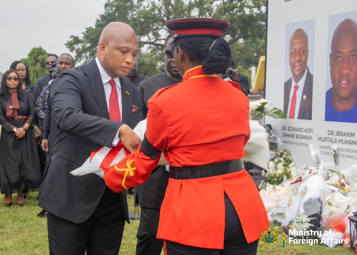 S_OkudzetoAblak's tweet image. Yesterday, I led management and staff of the Ministry of Foreign Affairs to pay profound respects to our esteemed 8 fallen heroes. 

Dr. Edward Kofi Omane Boamah was not only my brother, confidante and political ally — he was also a dedicated member of the Foreign Ministry’s…