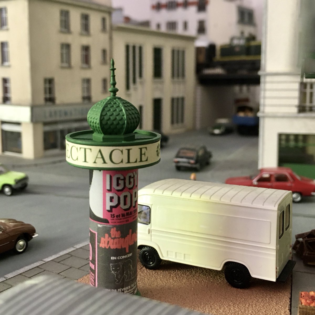 Une colonne Morris au tournant des années 1980. Modèle disponible chez axelsbazar.com