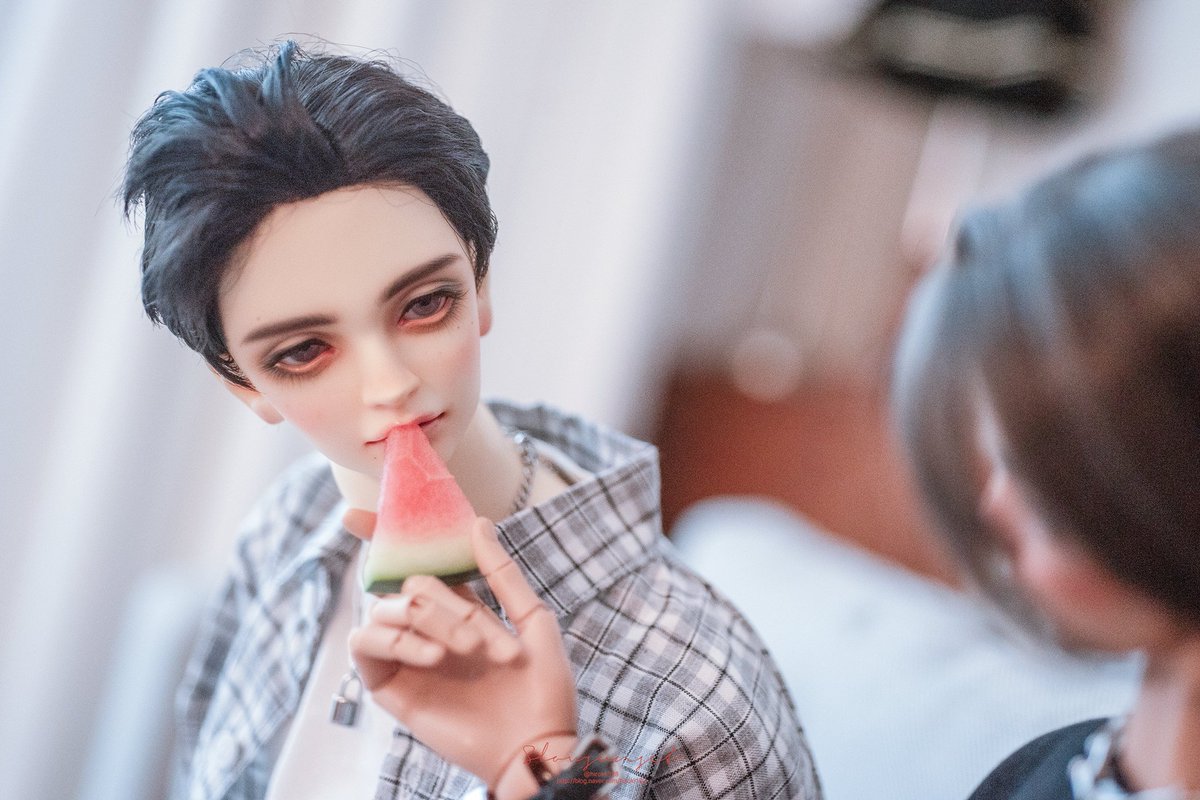 🍉
- 수박 먹을래?
- 웅
- ;;니가 들고 먹어;