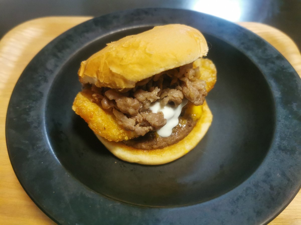 chashu_pokemon's tweet photo. マックのハッピーセットを魔改造。チーズバーガーにハッシュポテトを挟んでナゲットのチーズとガーリックのソース、更に家にあった宮崎牛の切り落としを炒めてトッピング。 https://t.co/SiVknnO5eB