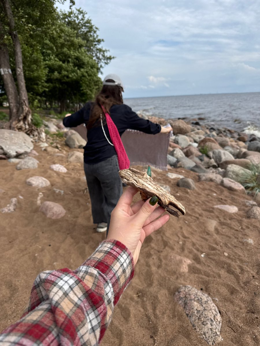 у меня сломался третий пленочный фотоаппарат за лето, но мы все равно здорово провели наш вязальный день у моря