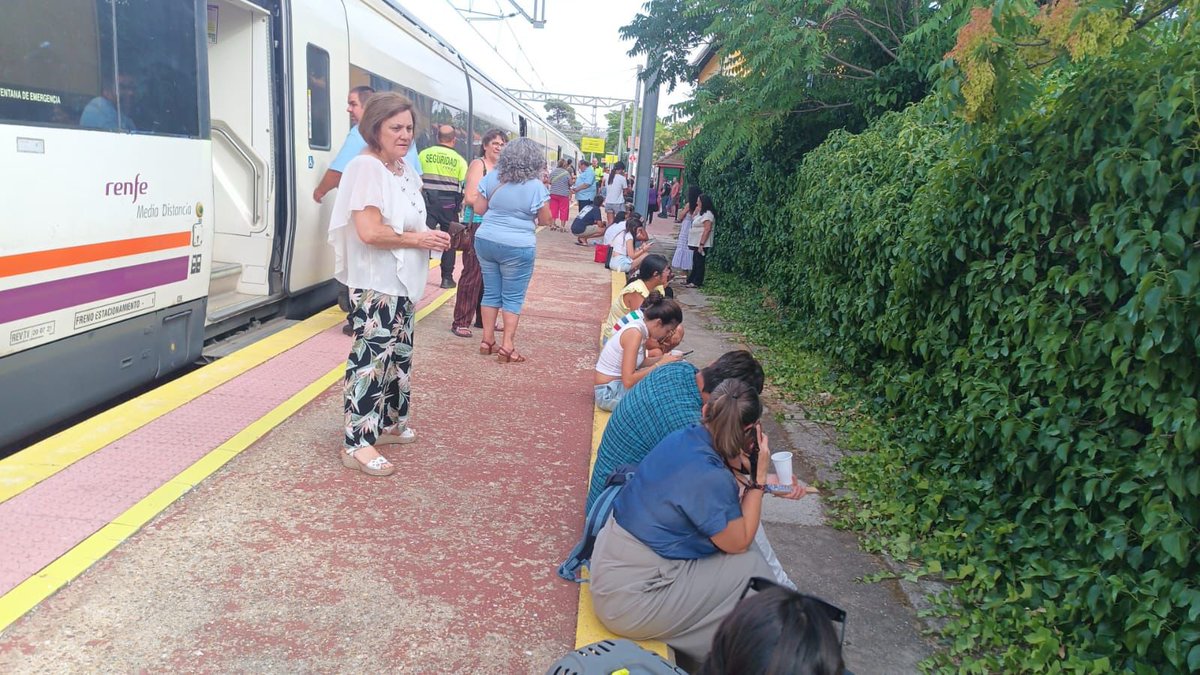 robledodch's tweet photo. El Ayuntamiento de Robledo de Chavela presta asistencia a los pasajeros de dos trenes detenidos por el incendio de Las Navas del Marqués https://t.co/QiASHHbOCu