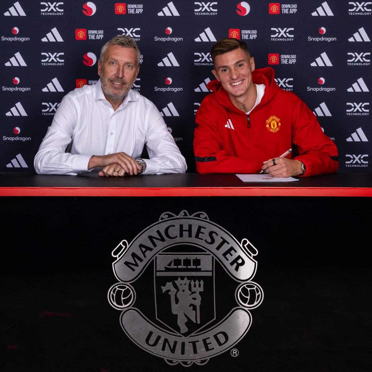✅ RESMI: Benjamin Sesko (22/CF) gabung Manchester United dari RB Leipzig! 🔴🇸🇮

Kontrak 5 tahun, biaya €76,5 juta + €8,5 juta. 💰

🗣️ Sesko: “Sejarah United itu spesial, tapi yang bikin aku semangat adalah masa depannya.” ✨😋