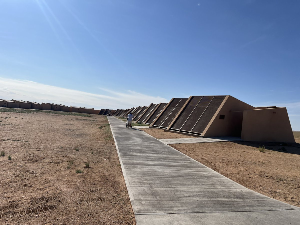 Монголынхоо аялал жуулчлал хөгжиж байгаад их баярлаж байнээ. Харамсалтай нь ганц хоноод буцъядаа. 4 ортой өрөө хоногийн 500 доллар. Ноднин өдийд Лас Вегаст 5 одтой Космолитан хотельд 58 давхарт 600 доллараар 4 хонож билээ.