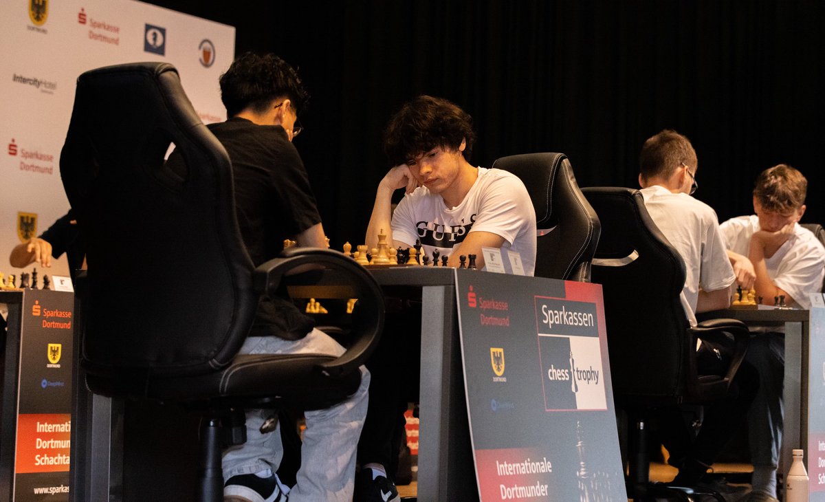 With a quick draw, Ihor Nahornyi secures victory in the B-Open of the Sparkassen Chess Trophy 2025!
🥇 7.5 points out of 8 games – an outstanding performance
🥈🥉 The battle for second and third place is still underway among the chasers.