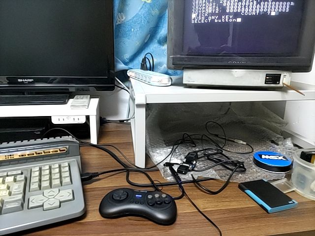 s_ohtsuki's tweet photo. 昨日届いたメガドラ実機用無線パッドのレシーバをJoyMegaアダプタ経由でMSX実機に接続、電源を入れてからパッドのstartボタンを押したら無線接続できたので取り敢えず6ボタン/3ボタンの切換や連射機能が使えるのを確認したりとか。 #MSX #MSX40th #MSX42nd https://t.co/EuBQlmYhuz