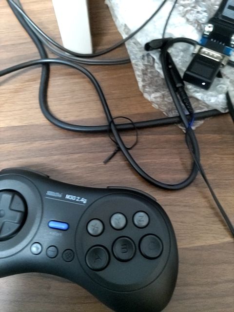 s_ohtsuki's tweet photo. 昨日届いたメガドラ実機用無線パッドのレシーバをJoyMegaアダプタ経由でMSX実機に接続、電源を入れてからパッドのstartボタンを押したら無線接続できたので取り敢えず6ボタン/3ボタンの切換や連射機能が使えるのを確認したりとか。 #MSX #MSX40th #MSX42nd https://t.co/EuBQlmYhuz