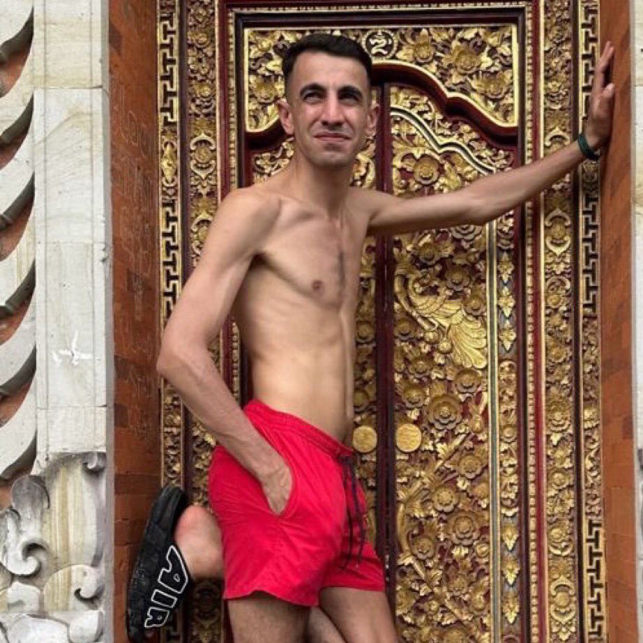 kız: yastık yerine bicepsine kafayı koymak vardı şimdi 😞😞..

biz: