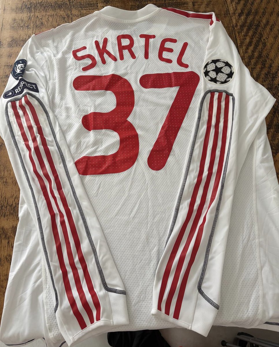 This has been in the loft since 2009!! 😳

Match worn shirt of Martin Skrtel against Fiorentina🤩in the Champions League 2009. The reds got beat 2-0

<a href="/Carra23/">Jamie Carragher</a> and Skrtel CB’s that night!! 

#LFC