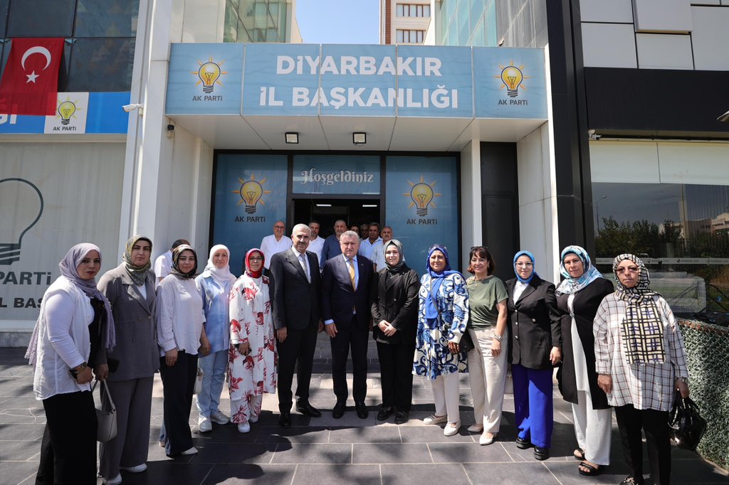 AK Parti Diyarbakır İl Başkanlığı'mızda teşkilatımızla bir araya geldik.

Davamıza gönül veren, Diyarbakır için var gücüyle çalışan kıymetli hemşehrilerimize misafirperverlikleri için teşekkür ediyorum.🇹🇷