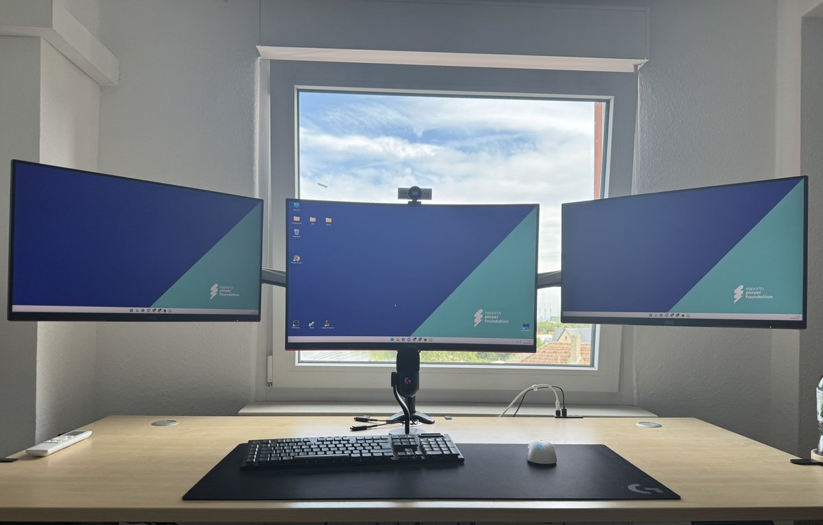 Christian Lenz (@christianlenz) on Twitter photo Hab meinen Arbeitsplatz nach meinen Wünschen und Vorstellungen angepasst.
Danke an <a href="/LogitechG/">Logitech G</a> und meinen Arbeitgeber, die <a href="/EsportsPlayerF1/">esports player foundation</a>, für die Upgrades 🩵
PS: Kabelmanagement unter dem Tisch aus Sicherheitsgründen vom Foto abgeschnitten! 😅 Hab meinen Arbeitsplatz nach meinen Wünschen und Vorstellungen angepasst.
Danke an <a href="/LogitechG/">Logitech G</a> und meinen Arbeitgeber, die <a href="/EsportsPlayerF1/">esports player foundation</a>, für die Upgrades 🩵
PS: Kabelmanagement unter dem Tisch aus Sicherheitsgründen vom Foto abgeschnitten! 😅