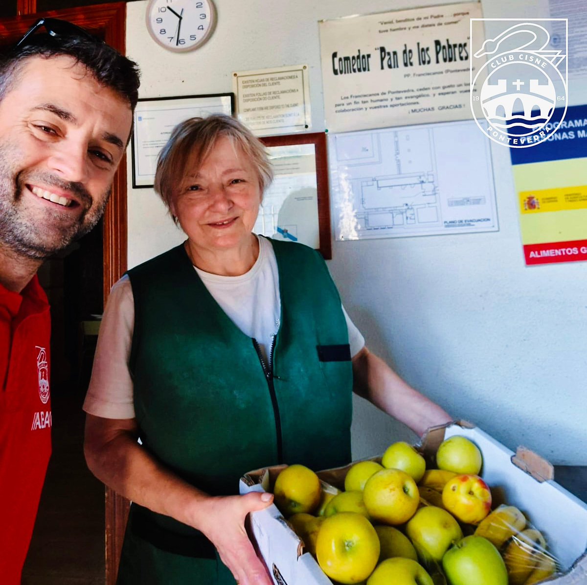ClubCisneBalonm's tweet photo. 📍 Hacemos entrega al 𝐂𝐨𝐦𝐞𝐝𝐨𝐫 𝐒𝐨𝐜𝐢𝐚𝐥 𝐒𝐚𝐧 𝐅𝐫𝐚𝐧𝐜𝐢𝐬𝐜𝐨 @Pontevedrate de la alimentación no utilizada en el #InterPontes
💙 La ayuda, solidaridad y compromiso social son valores de nuestro club desde su nacimiento. https://t.co/uCQRuk74at