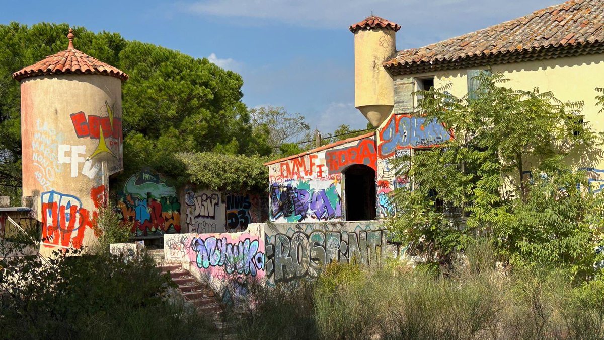 Chalençon (@chalenconpjc) on Twitter photo La maison de Charles Trenet à Aix en Provence !!!!!😡😡😡😡😡😡😡😡😡😡… honte à la ville ! Honte à la région !honte au Ministère de la culture !!!😡😡😡😡😡😡<a href="/AMPMetropole/">Métropole Aix-Marseille-Provence</a> <a href="/aixmaville/">Aix-en-Provence</a> <a href="/MinistereCC/">Ministère de la Culture 🇫🇷</a> <a href="/EmmanuelMacron/">Emmanuel Macron</a> La maison de Charles Trenet à Aix en Provence !!!!!😡😡😡😡😡😡😡😡😡😡… honte à la ville ! Honte à la région !honte au Ministère de la culture !!!😡😡😡😡😡😡<a href="/AMPMetropole/">Métropole Aix-Marseille-Provence</a> <a href="/aixmaville/">Aix-en-Provence</a> <a href="/MinistereCC/">Ministère de la Culture 🇫🇷</a> <a href="/EmmanuelMacron/">Emmanuel Macron</a>
