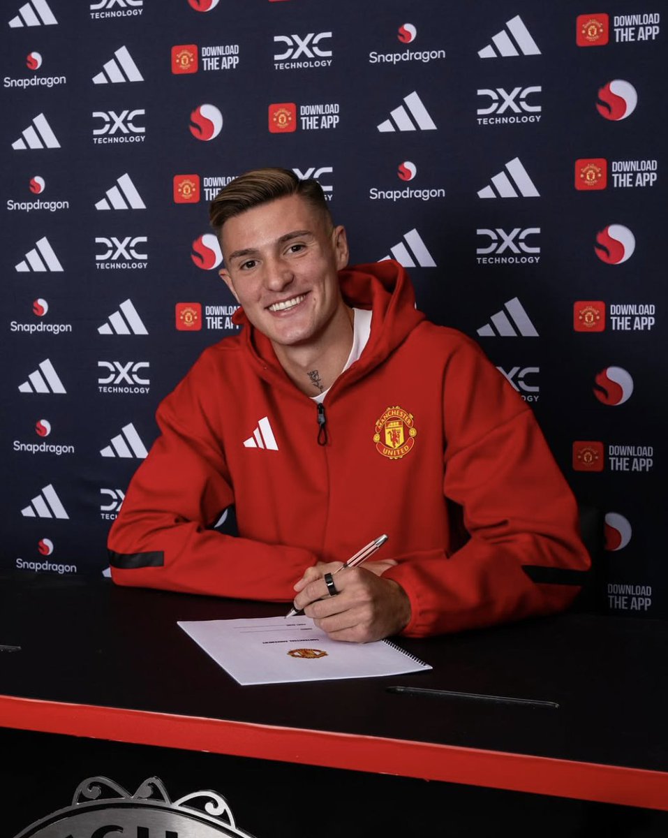 🚨🎙️ | Benjamin Šeško on IG:

"When you’re young, you dream big. 

"You imagine moments, stadiums, and shirts you hope will one day be yours. 

"Today, I’m stepping into that dream. Proud to be a Red Devil. Let’s go, Manchester United! 🔴"
