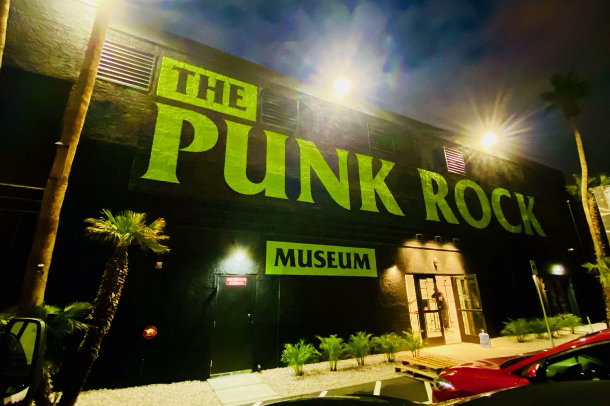 Vivir para ver: hay un PUNK ROCK MUSEUM y está en... Las Vegas. Una barbaridad de instrumentos, ropa, discos, carteles, octavillas y todo tipo de objetos. La entrada cuesta 40 dólares, 100 si te apuntas a una visita guiada  youtu.be/9P288WJZAos?si…