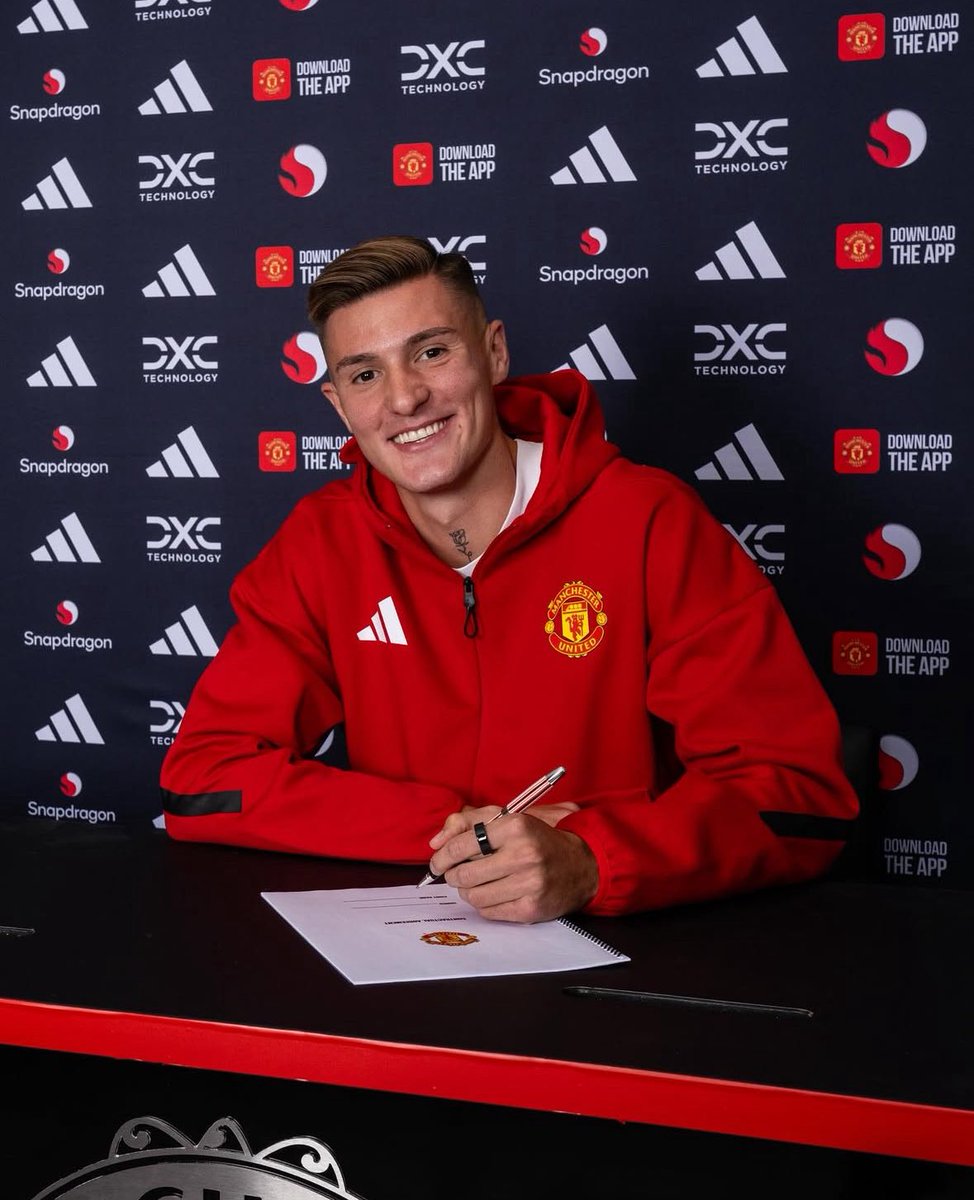 Benjamin Sesko sur Instagram : 

« Quand on est jeune, on rêve grand. On imagine des moments, des stades et des maillots qu'on espère un jour posséder. Aujourd'hui, je réalise ce rêve. 

Fier d'être un Diable Rouge. C'est parti, Manchester United ! » 

📸 (IG : benjaminsesko)