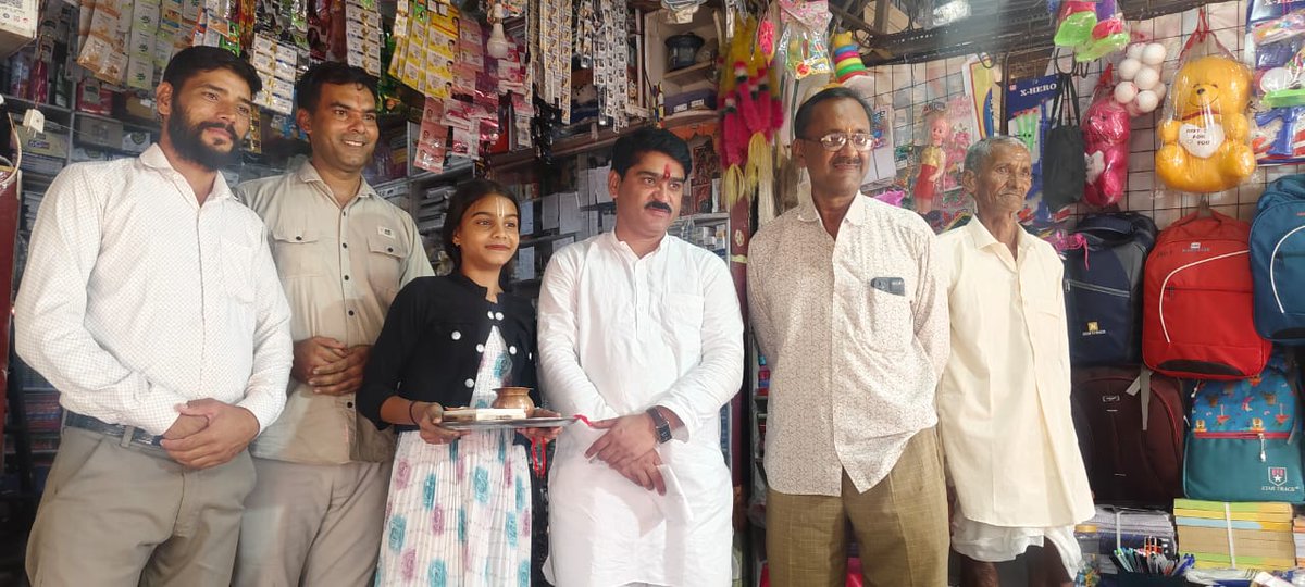 रक्षाबंधन के पावन पर्व पर कालापीपल नगर में पेड़ों को राखी बांधकर भाई-बहन के प्यार का संदेश प्रकृति तक पहुंचाया। पेड़ों की रक्षा का संकल्प लेकर हमने पर्यावरण के प्रति अपनी जिम्मेदारी को और मजबूत किया। 

#रक्षाबंधन #वृक्षरक्षा #पर्यावरणप्रेम #कालापीपल