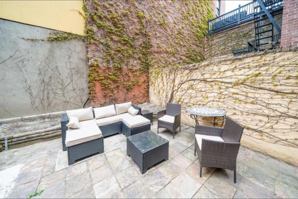 پورا ٹبر ہی چور نکلا  زکوٰۃ چوروں خیرات چوروں کی نیو یارک کہانی
سلائی مشین سے نیو جرسی میں 55 کروڑ کی جائیداد؟؟؟  ماشاءاللہ
ایسی ترقی تو قوم کے قابل ترین دماغ بھی نہ کر سکے، جو "ریاستِ مدینہ" کے دعویداروں کے گھر میں بیٹھ کر ہوئی عمران نیازی کی بہن حلیمہ نیازی کے کارنامے سن کر تو