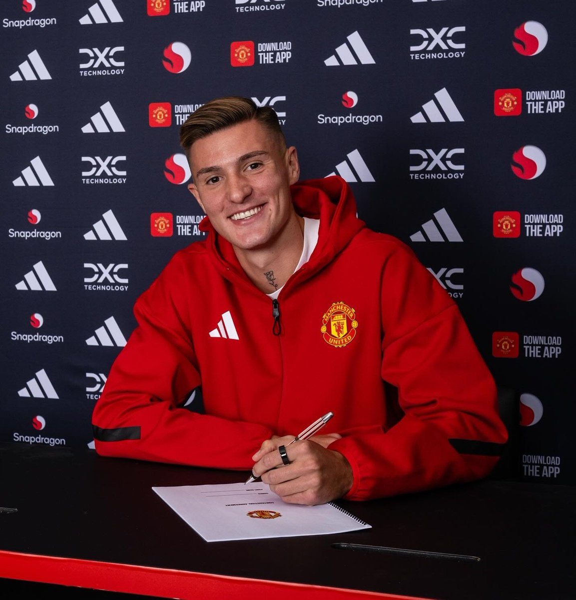 🚨🗣 - Benjamin Sesko on Instagram:

"When you’re young, you dream big.

"You imagine moments, stadiums, and shirts you hope will one day be yours.

"Today, I’m stepping into that dream. Proud to be a Red Devil. Let’s go, Manchester United! 🔴."