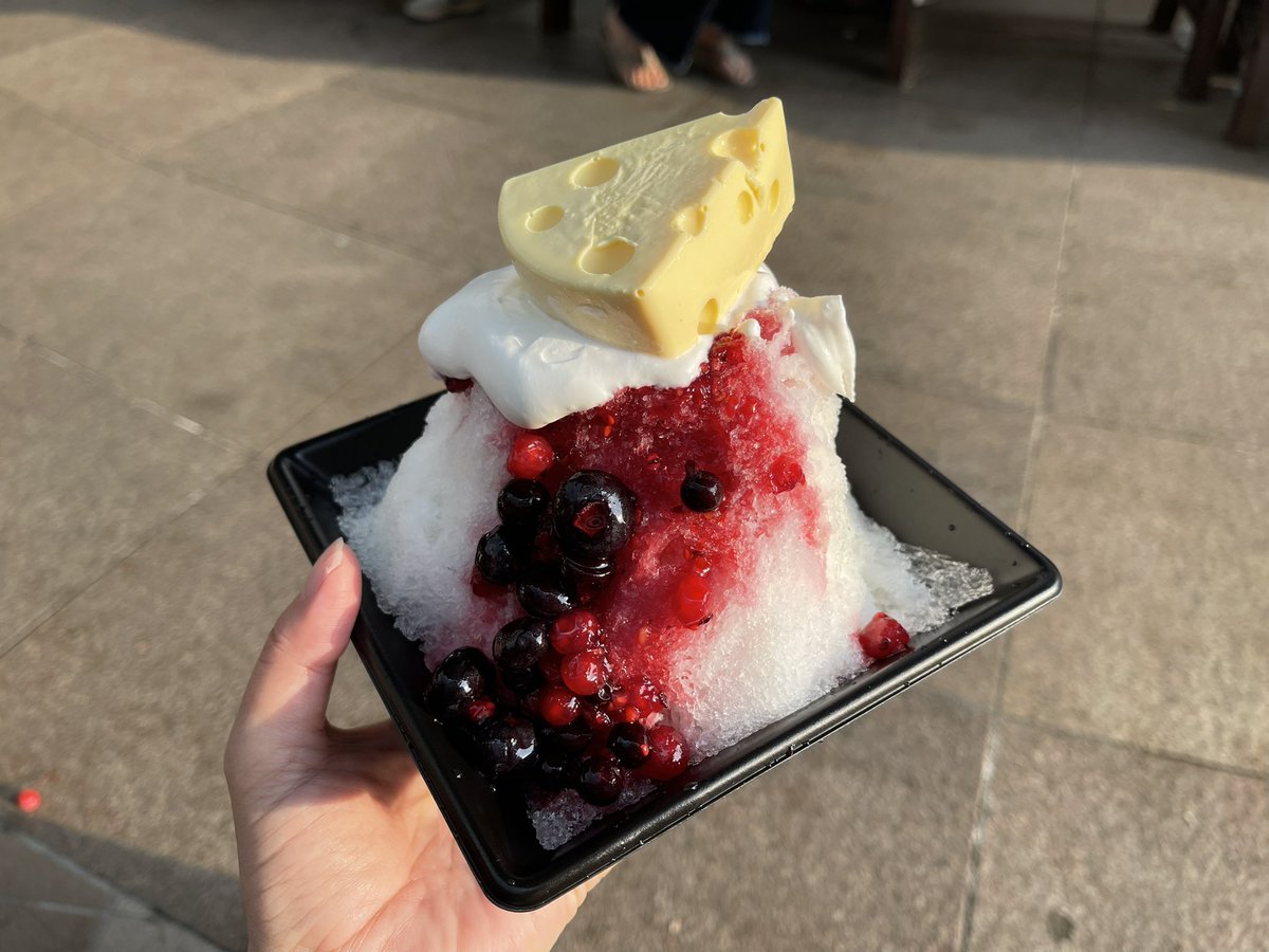 レイクタウンでかき氷祭りをやってたので早速食べに行ってみました。各県のかき氷やいろんな国のかき氷、天然氷にフルーツかき氷、ケーキ風、台湾風、色々目移りして大変でした。あと1つくらいいこうかと思ったら、おなかいっぱいすぎて無理でした。息子はしろくま、わたはレアチーズケーキ氷。