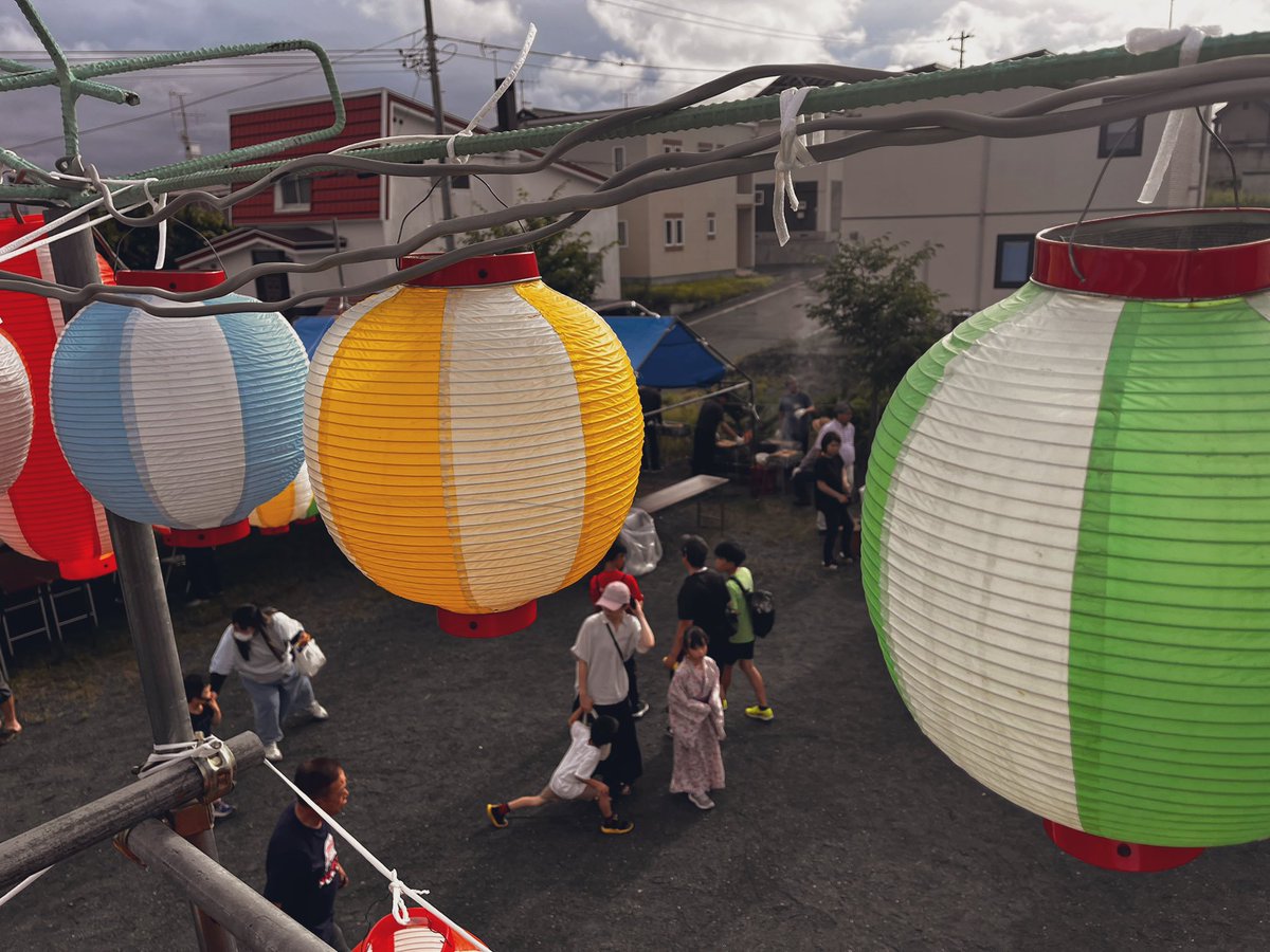 娘たちをつれてふるさと祭りのお手伝い。
あいにくの天気の中、高齢者から小さな子までが集い、笑顔が響き合う。

娘たちは金庫番を任され、地域のおじいちゃんたちに褒められて目を輝かせていた。
帰りがけに聞いてみると『来年もまた手伝いたい！』と。