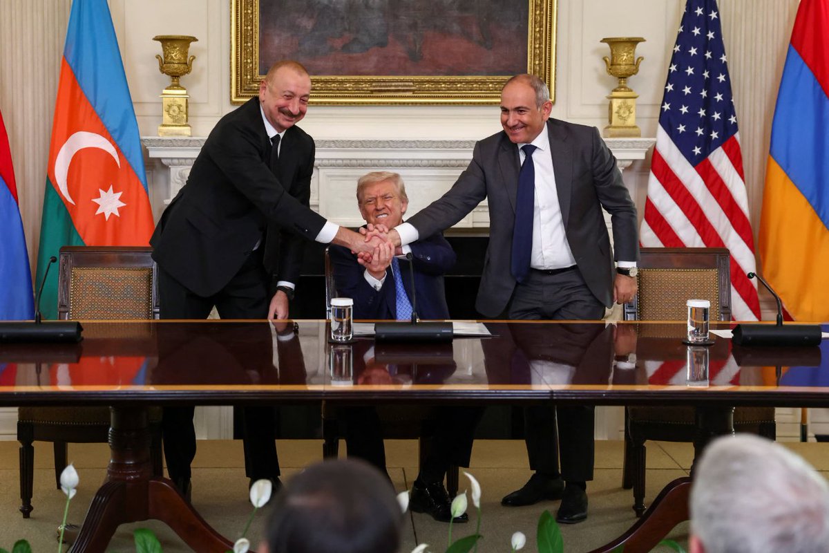 mohsenreyhani01's tweet image. اشتباهات ج.ا در طرح ریزیهای استراتژیک در طول چند دهه انجام داده است دارد عمیق تر خود را نمایان میکند. چنان دومینو وار شکستهای استراتژیک در حال رخ دادن هستند که فرصت سربلند کردن از یک شکست استراتژیک به بعدی وجود ندارد. گویی همه چیز صرفا معطل اراده مستحکم غربیها بوده است. #زنگزور