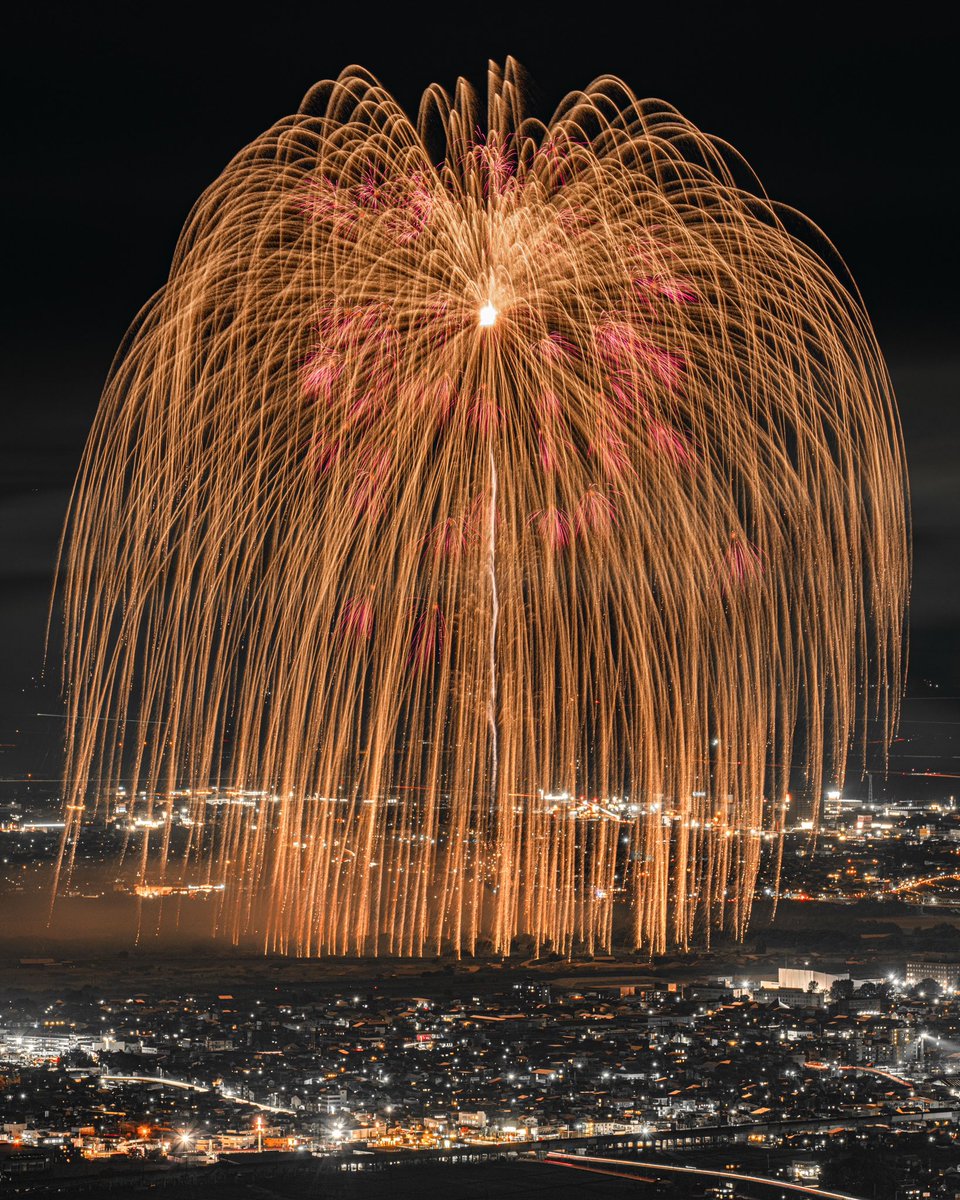 長岡花火のフェニックスと三尺玉は、毎回見ながら泣いてしまいます。復興と慰霊、そして平和への祈り。たくさんの想いが詰まった花火大会だと実感します。2025/8/3撮影