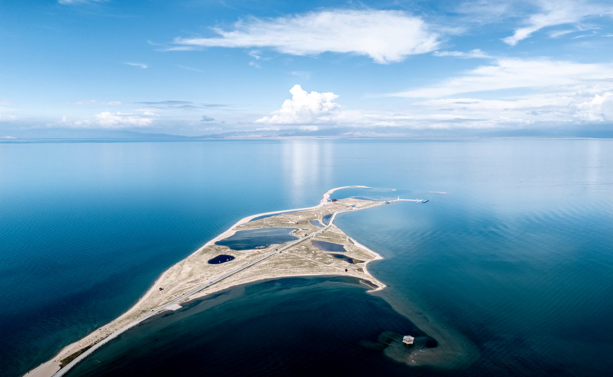 tian_noora's tweet image. 站在青海湖边，才懂什么是“天地辽阔”：湖是大地的眼睛，望穿了草原的青，和云朵的漫不经心。#qinghai #qinghailake #TwoMountainsTheory #travel #China