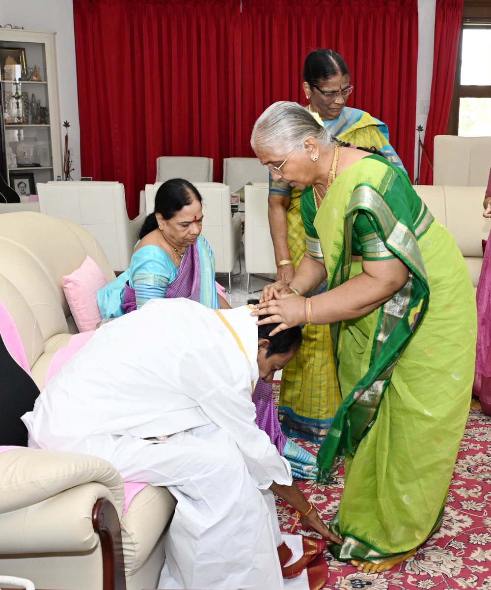 బీఆర్ఎస్ అధినేత కేసీఆర్ గారికి రాఖీ పూర్ణిమ సందర్భంగా రాఖీ కట్టిన అక్కలు లక్ష్మీబాయి, జయమ్మ, చెల్లెలు వినోదమ్మ.
#RakshaBandhan