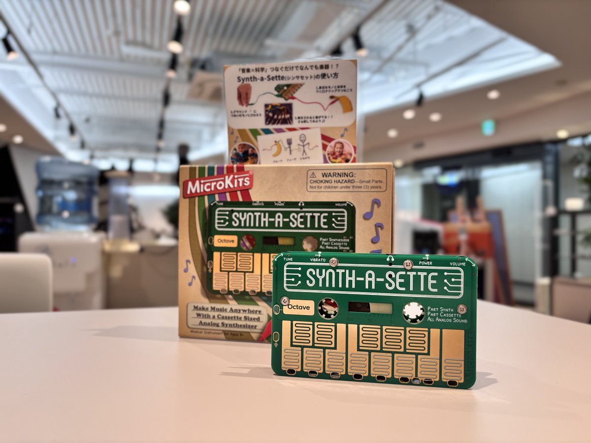 RockoNCompany's tweet photo. 【自分だけのキーボード作り！？】

・MicroKits / Synth-a-Sette 

わに口クリップを用いて本体と電導体を接続！
色々なものを鍵盤にして、自分だけのキーボードに！
カセットサイズでお手軽、 遊びながら仕組みを学べる
アナログシンセサイザーです👍

#ロックオン梅田 #DTM 
#MicroKits #Synth_a_Sette
